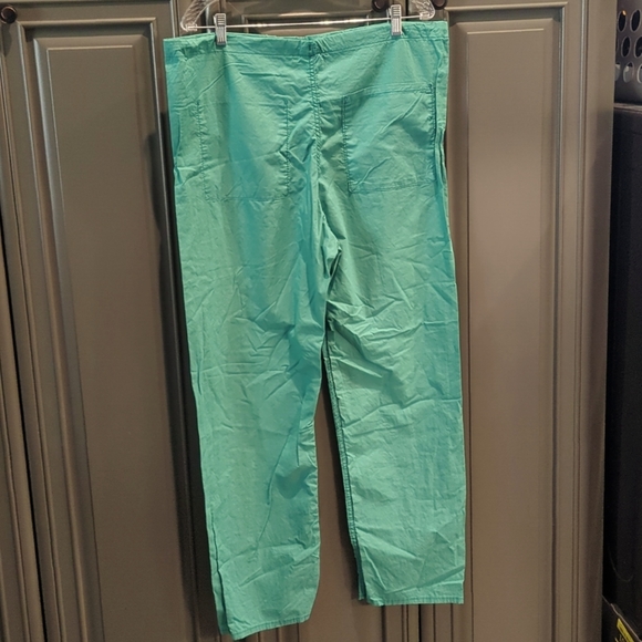 Green Medium Scrubs - Picture 4 of 6